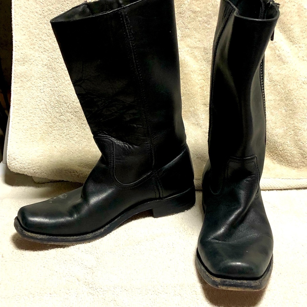 Frye square toe women’s boot size 8 with silver zipper